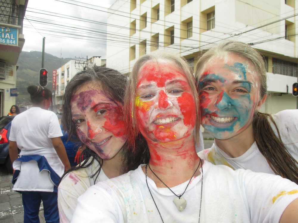 Austauschschülerin mit Freundinnen beim Karneval in Ecuador